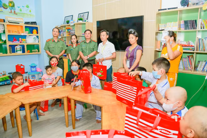 Đoàn công tác của Học viện ANND tặng quà trung thu cho bệnh nhi ung thư tại Viện huyết học và truyền máu Trung ương.