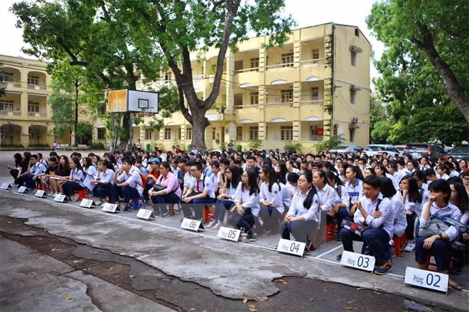 Học sinh Hà Nội tập trung tại trường nghe phổ biến quy chế thi trong ngày 8-6.