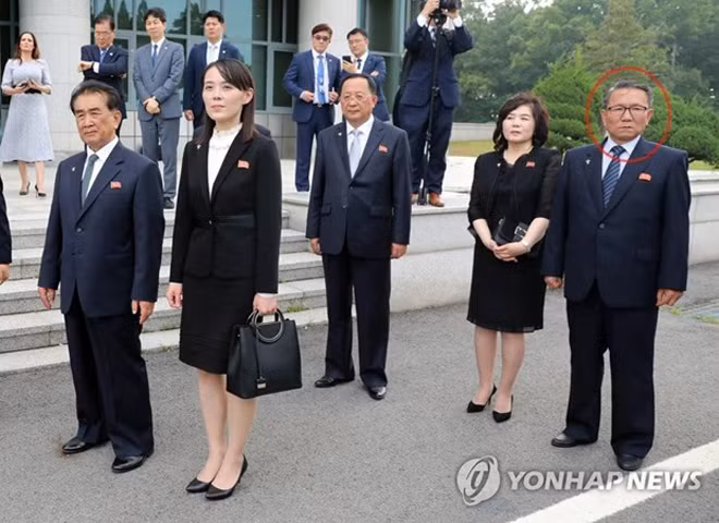 Sếp tình báo mới của Triều Tiên Jang Kum-chol (ngoài cùng bên phải) tại DMZ ngày 30-6. Ảnh: Yonhap.