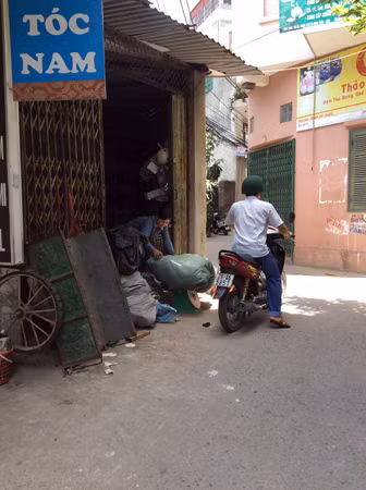 Cửa hàng phế liệu nằm ngay ngã ba gây ảnh hưởng giao thông.