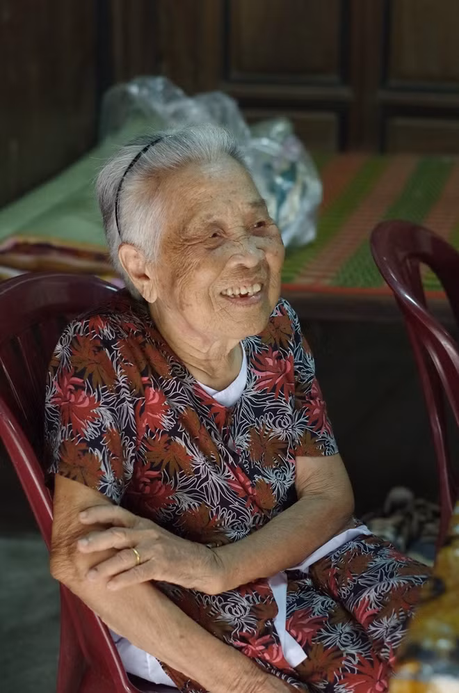 Bà Trương Thị Thú kể chuyện nhà rường.