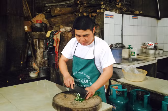 Anh Khánh với công việc bán phở thường ngày.