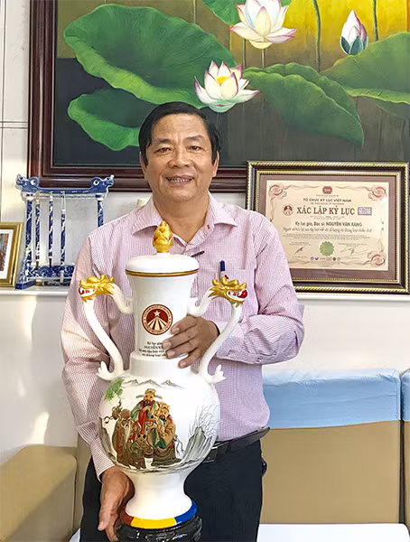 Bác sĩ Nguyễn Văn Xáng nhận cúp kỷ lục Việt Nam.