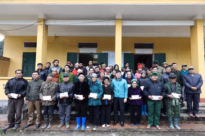 Đại diện Báo CAND, Tập đoàn Dầu khí Việt Nam, Công an tỉnh Cao Bằng, Công an huyện Hoà An tặng quà Tết người nghèo huyện Hoà An.