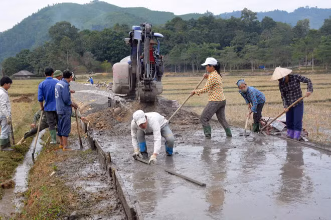 Người dân xã Minh Thanh góp sức xây dựng đường nội đồng.
