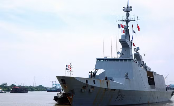 Lễ đón chiến hạm của Hải quân Pháp cập cảng tại TP HCM trong chiến dịch Jeanne d'Arc. Lễ đón chiến hạm của Hải quân Pháp cập cảng tại TP HCM trong chiến dịch Jeanne d'Arc.