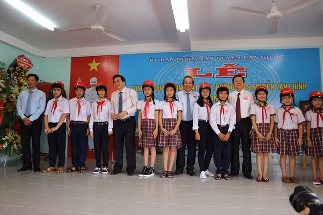 Phó Thủ tướng Thường trực Trương Hòa Bình và nguyên Chủ tịch nước Trương Tấn Sang tặng quà cho các em học sinh.
