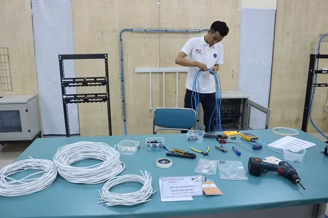 Học viên trường TCN-KTCN Hùng Vương trong một đợt học tập, thực hành nghề chuẩn bị cho kì thi tay nghề Khu vực ASEAN.