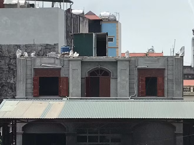 Một số căn nhà đã được xây dựng kiên cố nhiều tầng trên đất nông nghiệp. Không biết bằng cách nào trong suốt thời gian xây dựng mà chính quyền phường Yên Sở không hay biết...? Hiện vẫn ngang nhiên tồn tại.