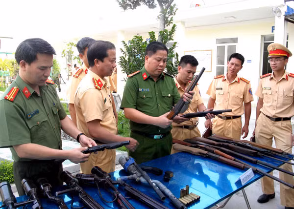 Thượng tá Bùi Trung Thành, Phó giám đốc Công an TP. Hải Phòng kiểm tra số vũ khí do người dân giao nộp Phòng Cảnh sát giao thông đường thủy.