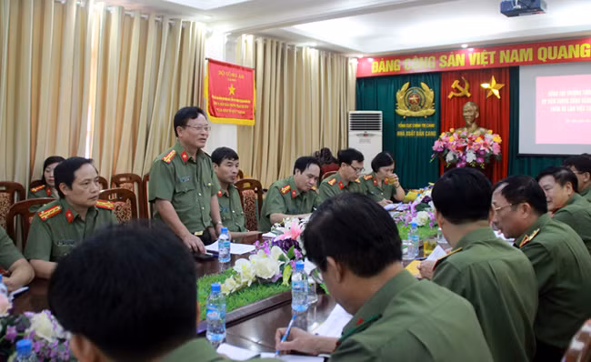 Giám đốc- Tổng Biên tập, Nguyễn Hồng Thái báo cáo đồng chí Thứ trưởng..