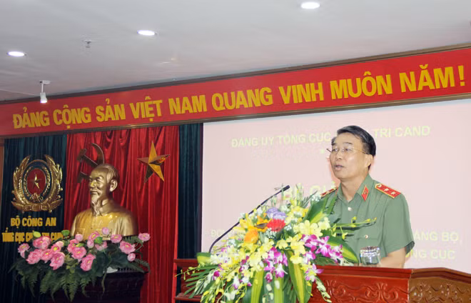 Trung tướng Trần Bá Thiều, Bí thư Đảng ủy, Tổng cục trưởng Tổng cục Chính trị CAND phát biểu tại Lễ bế giảng lớp bồi dưỡng công tác đảng.