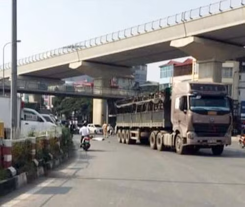 Cô gái đi xe máy điện tử vong khi va chạm xe đầu kéo