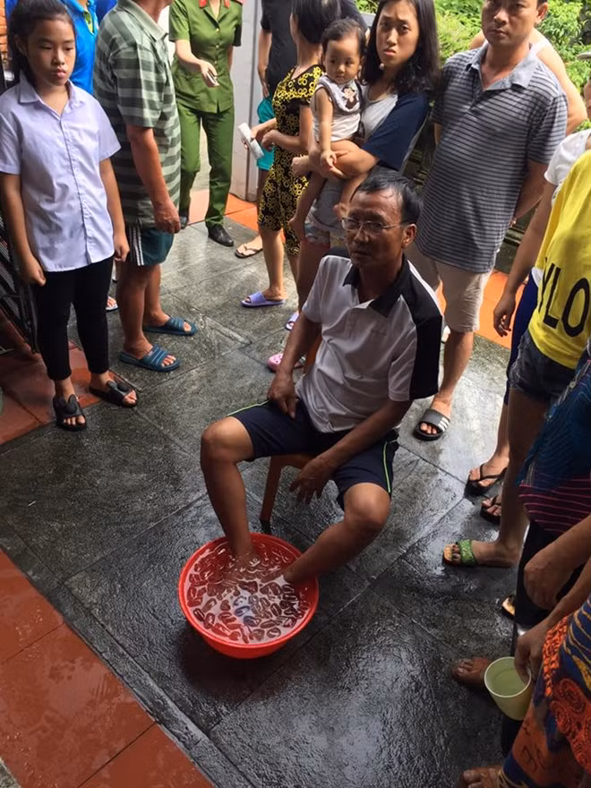 Ông Đức bị bỏng nhẹ ở chân.