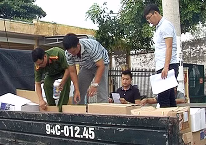 Xe tải chở thuốc thú y thủy sản cấm lưu hành.
