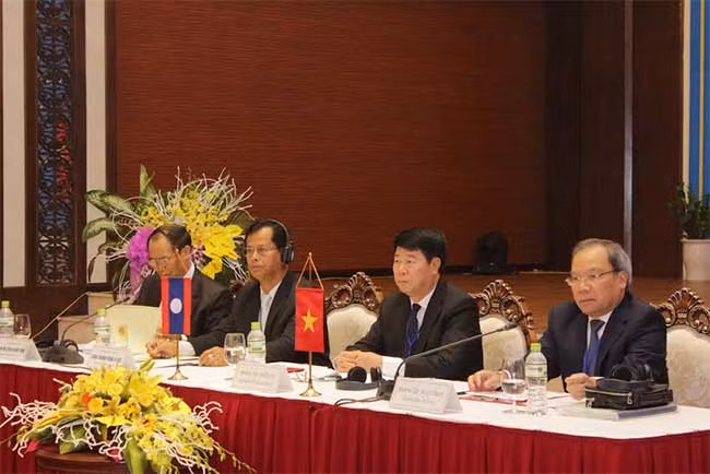 Thứ trưởng Bùi Văn Nam, Thứ trưởng Kongthong Phongvichith với các đại biểu chủ trì hội nghị.