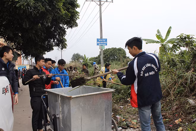 Các bạn đoàn viên, thanh niên hăng hái tham gia quét dọn vệ sinh môi trường.