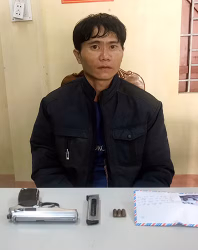 Đối tượng Mùa A Cáng cùng tang vật là 1 gói nhỏ heroin, 28 viên MTTH , 1 khẩu súng và 3 viên đạn.