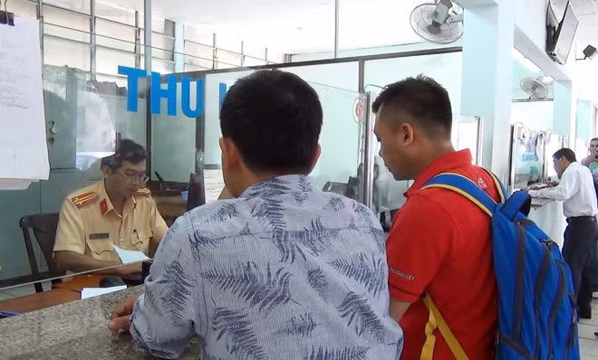 CSGT hướng dẫn người dân làm thủ tục đăng ký xe chính chủ.