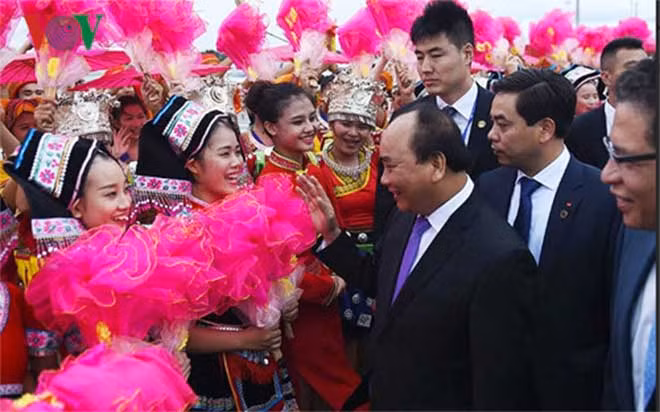 Các sinh viên Trung Quốc chào đón Thủ tướng Nguyễn Xuân Phúc tại sân bay.