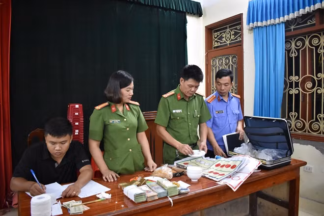 Lực lượng chức năng kiểm tra tang vật thu giữ.