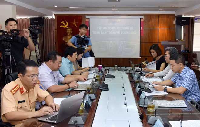 Nhiều ý kiến cho rằng, phải ngăn chặn ngay tình trạng làm giả phù hiệu xe hộ đê vì đây là loại xe được quy định ưu tiên không chỉ ở vấn đề phí qua trạm soát vé.