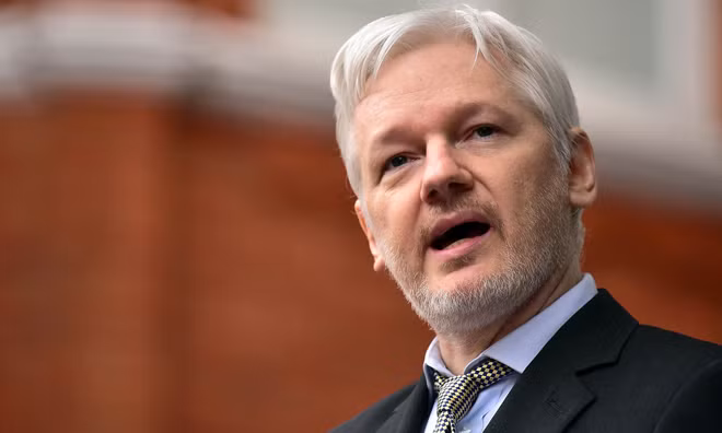 Người sáng lập WikiLeaks - Julian Assange.