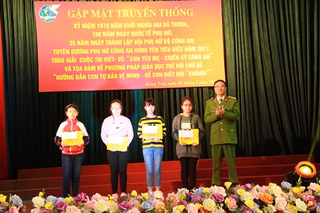 Đại tá Phạm Thế Tùng, Phó Bí thư Đảng ủy, Phó Giám đốc Công an tỉnh trao giải thưởng Cuộc thi Viết, vẽ "Con yêu mẹ - chiến sỹ Công an" cho các cháu.
