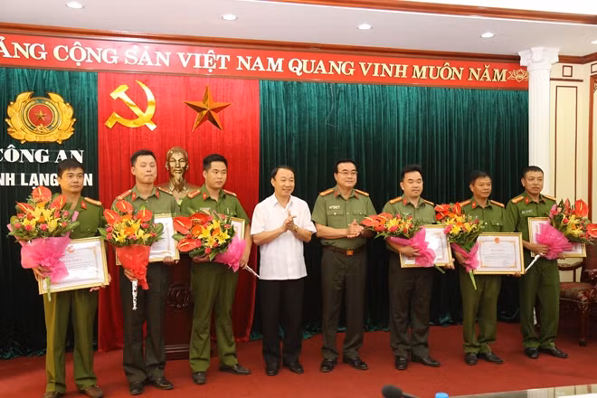 Phó Chủ tịch UBND tỉnh Lạng Sơn Nguyễn Công Trưởng và Đại tá Nguyễn Trung Thực, Giám đốc Công an tỉnh Lạng Sơn trao thưởng cho các tập thể, cá nhân xuất sắc.