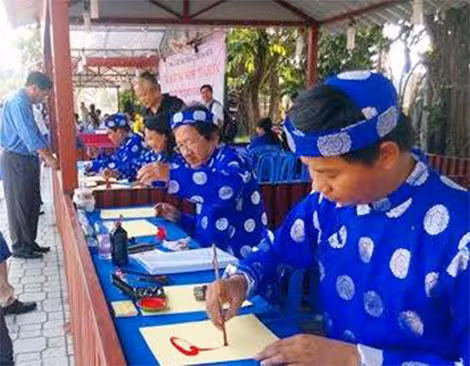 Hoạt động viết thư pháp.