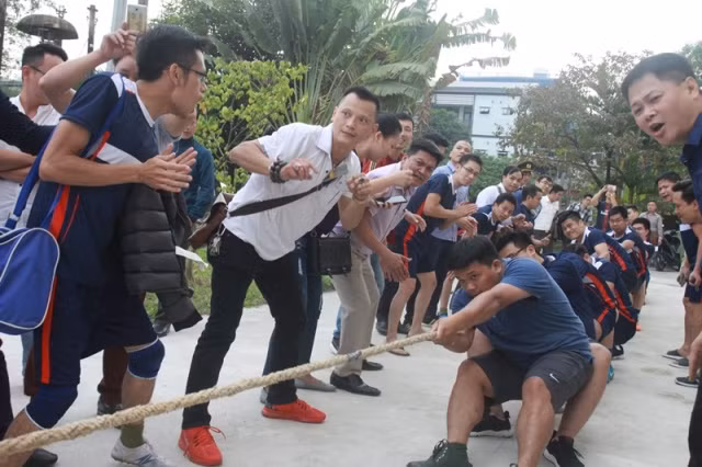 Các cổ động viên reo hò náo nhiệt cổ vũ chung kết môn kéo co.