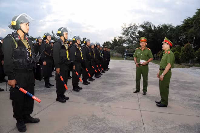 Trung tướng Phạm Quốc Cương, Tư lệnh CSCĐ kiểm tra công tác ứng trực sẵn sàng chiến đấu của lực lượng CSCĐ.