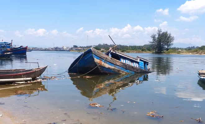 Có tàu, vì nằm bờ quá lâu và bị bỏ bê nên hư hoại, chìm hỏng.