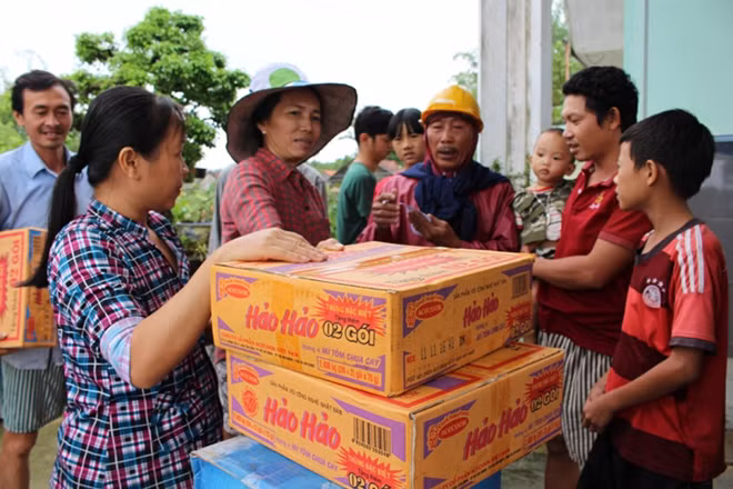 Người dân vùng lũ nhận quà cứu trợ của tỉnh.