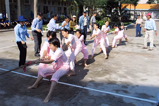 Cần được can thiệp tâm lý và cả rèn luyện thể chất.