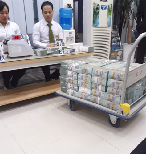 Kiểm đếm số tiền thu được của Phan Sào Nam. Kiểm đếm số tiền thu được của Phan Sào Nam.