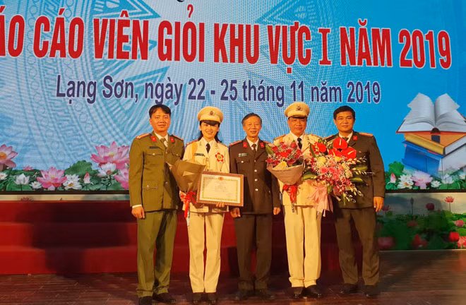 Ban tổ chức tặng hoa chúc mừng Đảng bộ Học viện CSND và Đại úy Ngô Thị Bích Thu. Ban tổ chức tặng hoa chúc mừng Đảng bộ Học viện CSND và Đại úy Ngô Thị Bích Thu.