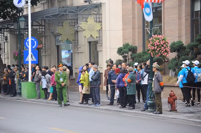 Khu vực Nhà hát lớn nơi đoàn dự kiến đi qua giờ đông nghịt người, các phương tiện qua lại bị cấm hoàn toàn.