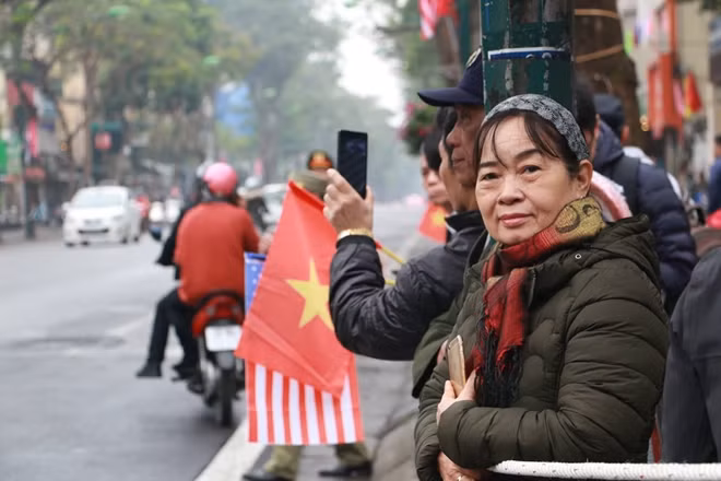 và mong muốn ghi được tấm hình hoặc quay được đoạn video ngắn ngủi khi đoàn xe đi qua