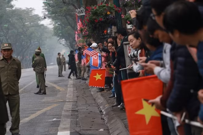 Cờ Việt Nam và cờ Triều Tiên được các bạn trẻ chuẩn bị sẵn để vẫy khi đoàn xe đia qua.