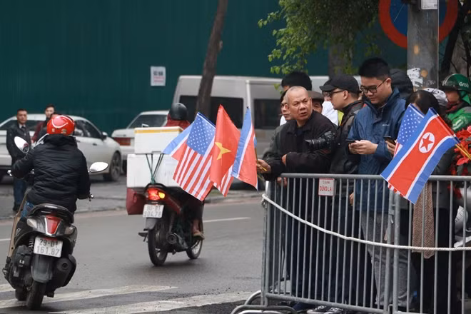 Lẫn trong những người dân là các nhà báo, phóng viên.