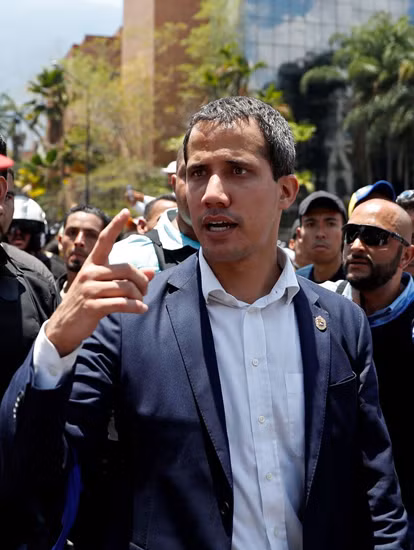 Lãnh đạo đối lập Guaido nói chuyện với người biểu tình