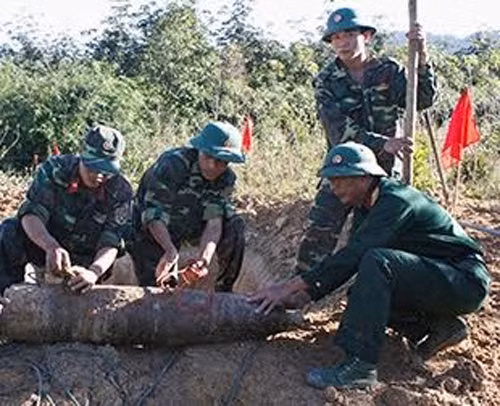 Hiện trường xử lý quả bom nặng 250 bảng Anh (ảnh của Tỉnh đội Kon Tum).
