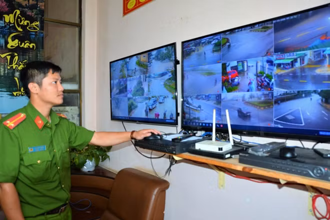 Công an phường 11, TP Đà Lạt theo dõi địa bàn qua camera.
