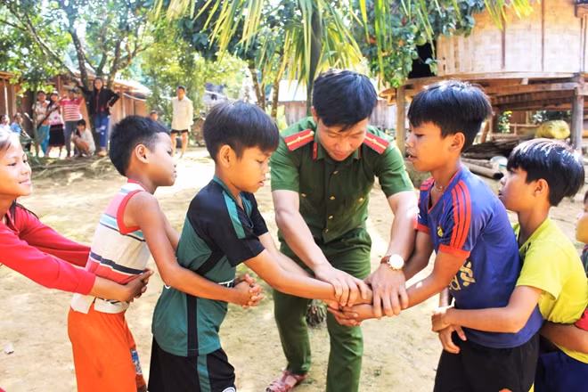 Các chiến sĩ Công an Tây Giang sinh hoạt cùng các em thiếu nhi ở cơ sở.
