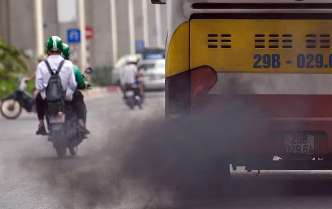 Trên đường phố, cảnh xe buýt xả khói đen diễn ra khá nhiều. Đây là một trong những nguyên nhân gây ô nhiễm bầu không khí của thành phố.