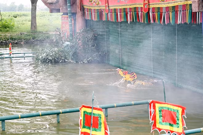 Lần lượt từng tích trò được dàn dựng trước mắt người xem qua cử động của những con rối.