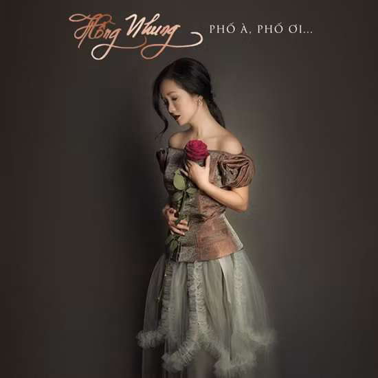 Trong “Phố à phố ơi”, Hồng Nhung hát như một sự thủ thỉ. Hát như tâm sự, như kể chuyện, như thì thầm, lấy cái đẹp của sự tinh tế làm chủ đạo.