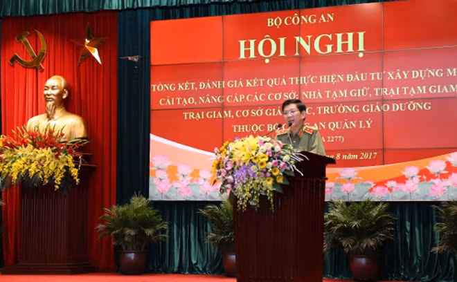 Thứ trưởng Nguyễn Văn Sơn gợi ý nội dung thảo luận.