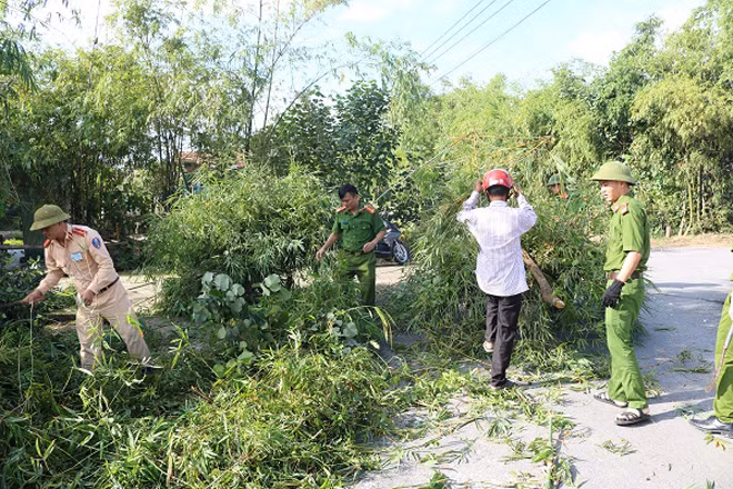 Công an thị xã Kỳ Anh hỗ trợ, giúp đỡ người dân thực hiện chương trình mục tiêu quốc gia về xây dựng nông thôn mới.